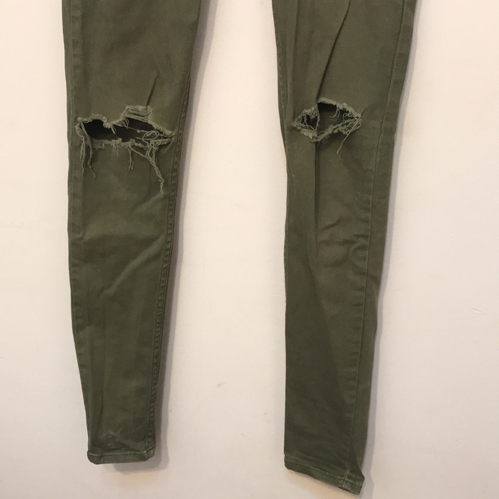 *LAST CHANCE TO PURCHASE*  Distressed Levi jeans 535 - Picture 3 of 7